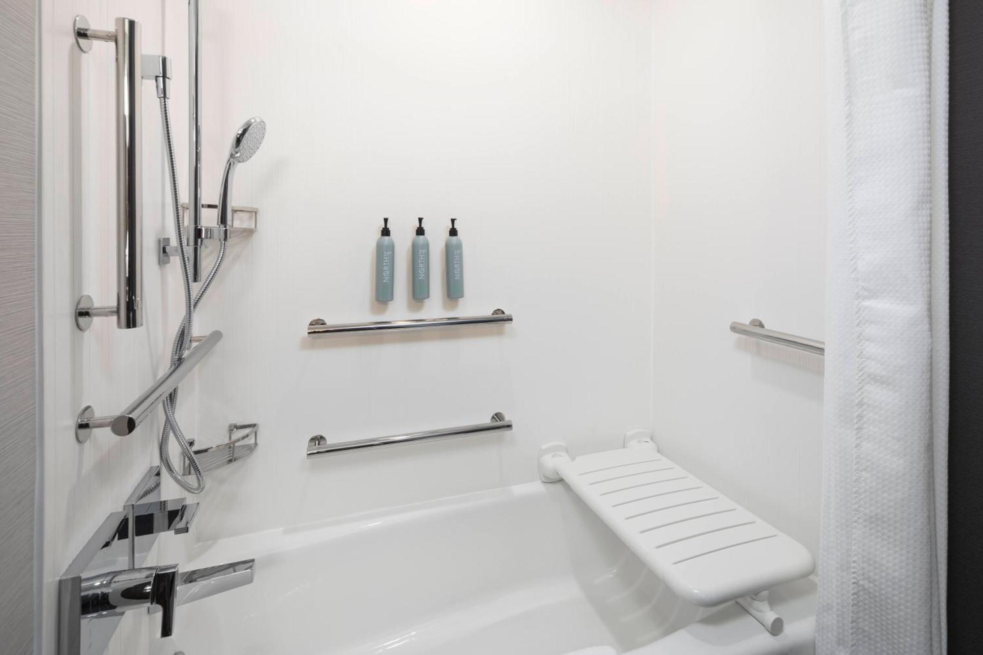 Courtyard By Marriott Bettendorf Bagian luar foto