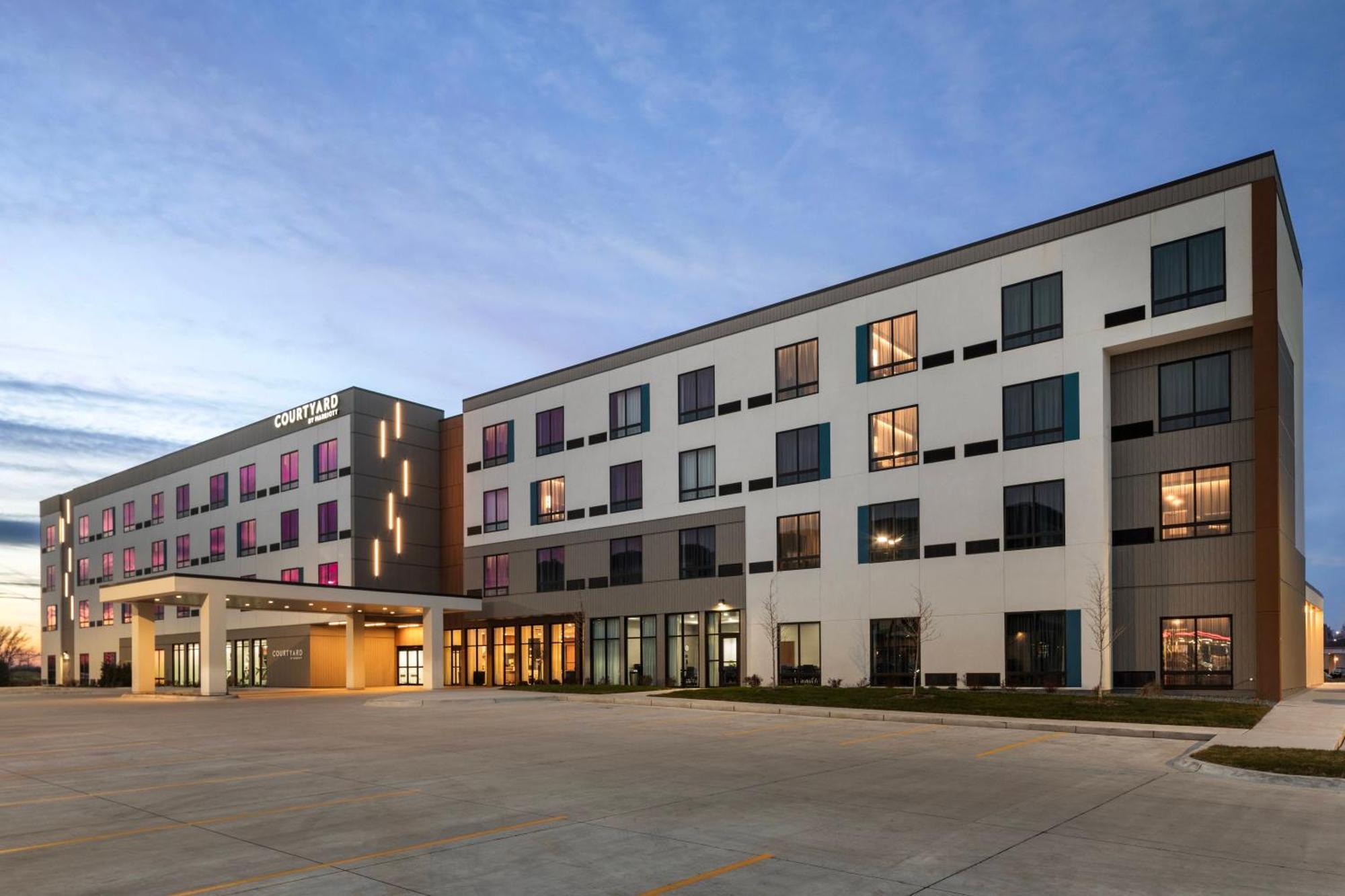 Courtyard By Marriott Bettendorf Bagian luar foto