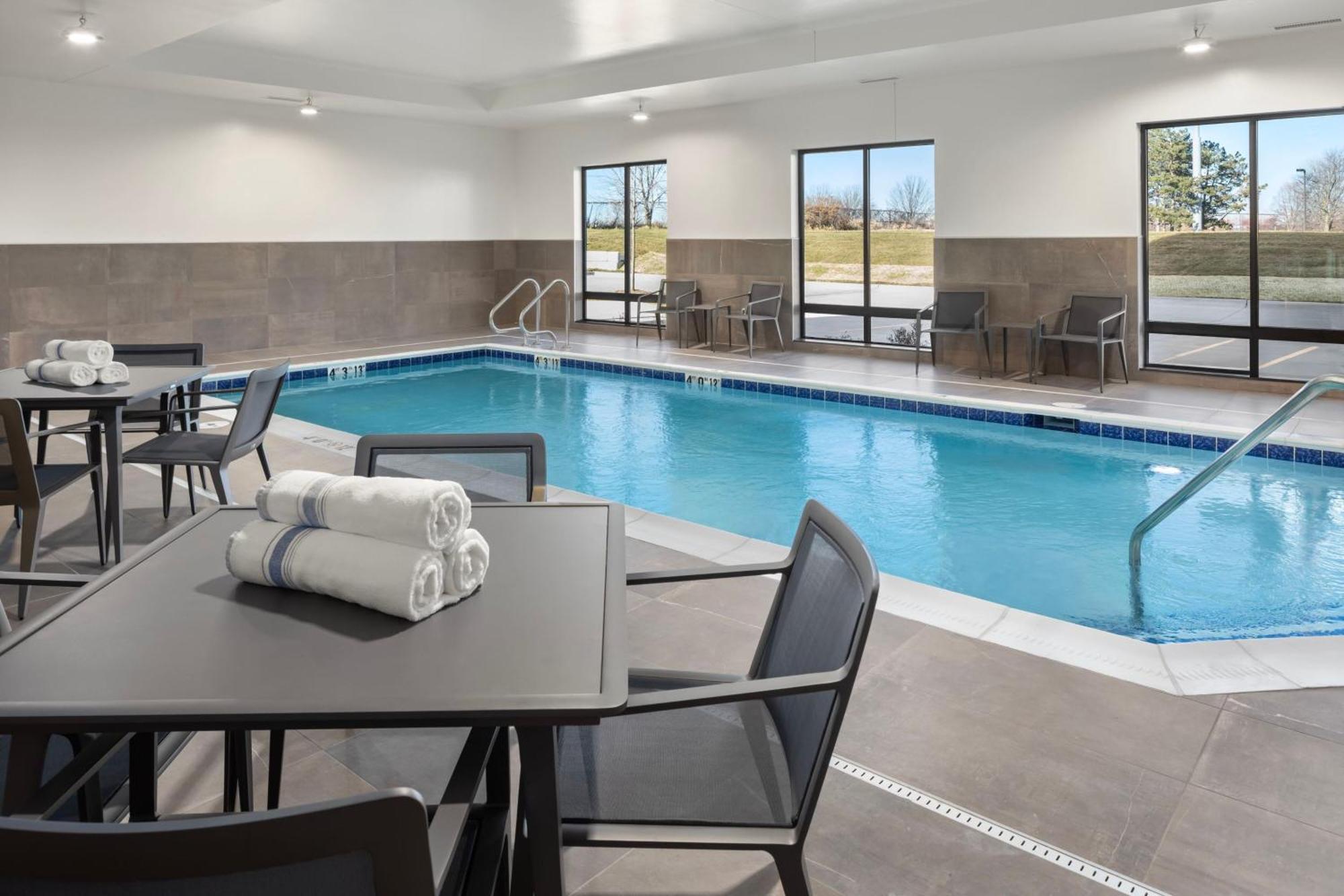 Courtyard By Marriott Bettendorf Bagian luar foto